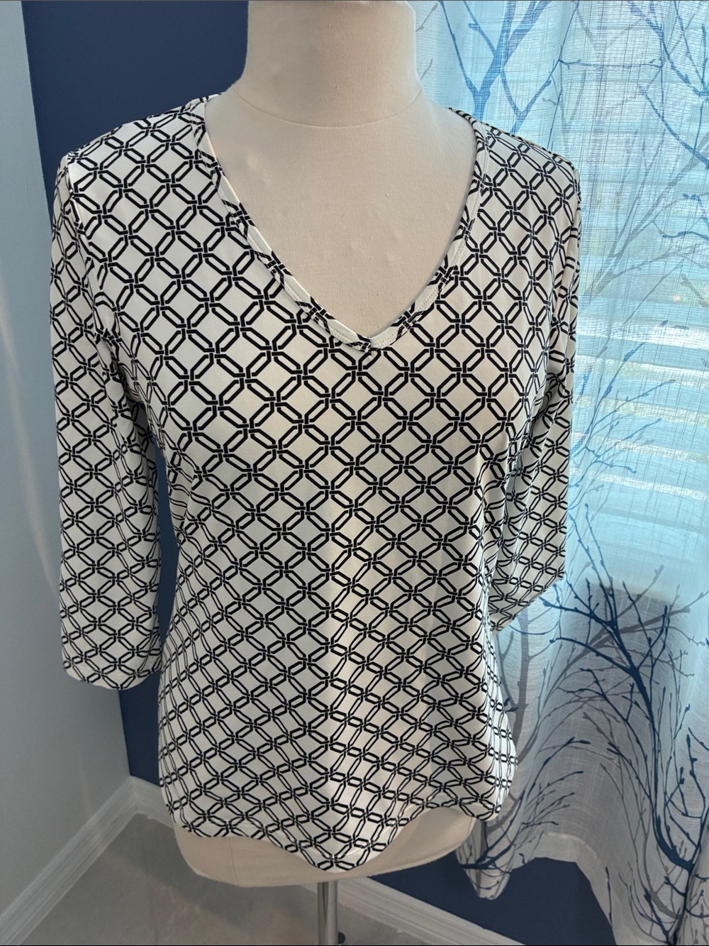 J. McLaughlin Black & White Geometric V-Neck Top